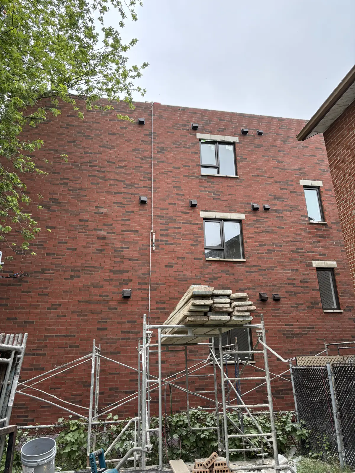 Bloc à logements en brique avec échafaudage